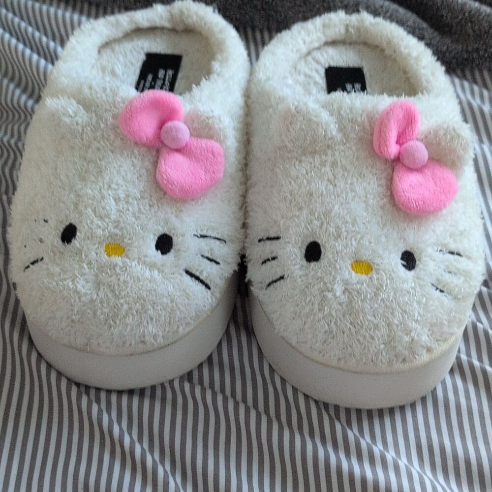 Hello Kitty and Friends x Forever 21 Women 7/8 White Pink Faux Fur Bow Slippers